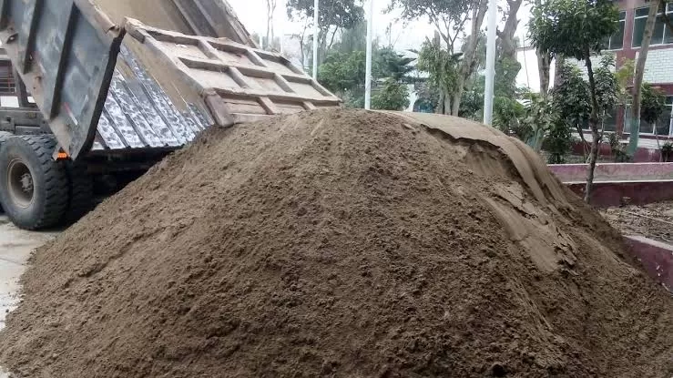 ARENA GRUESA DE RIO X VOLQUETADA
